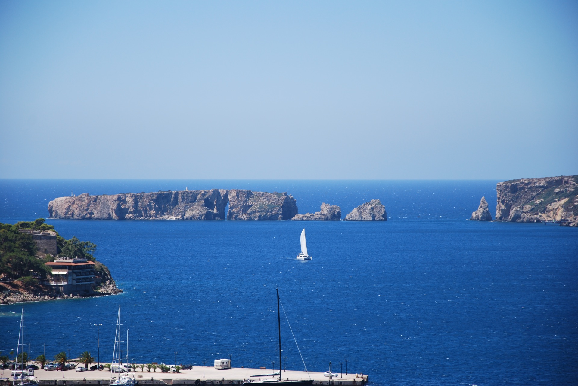 PERFORATE ROCK FANARIOU PYLOU